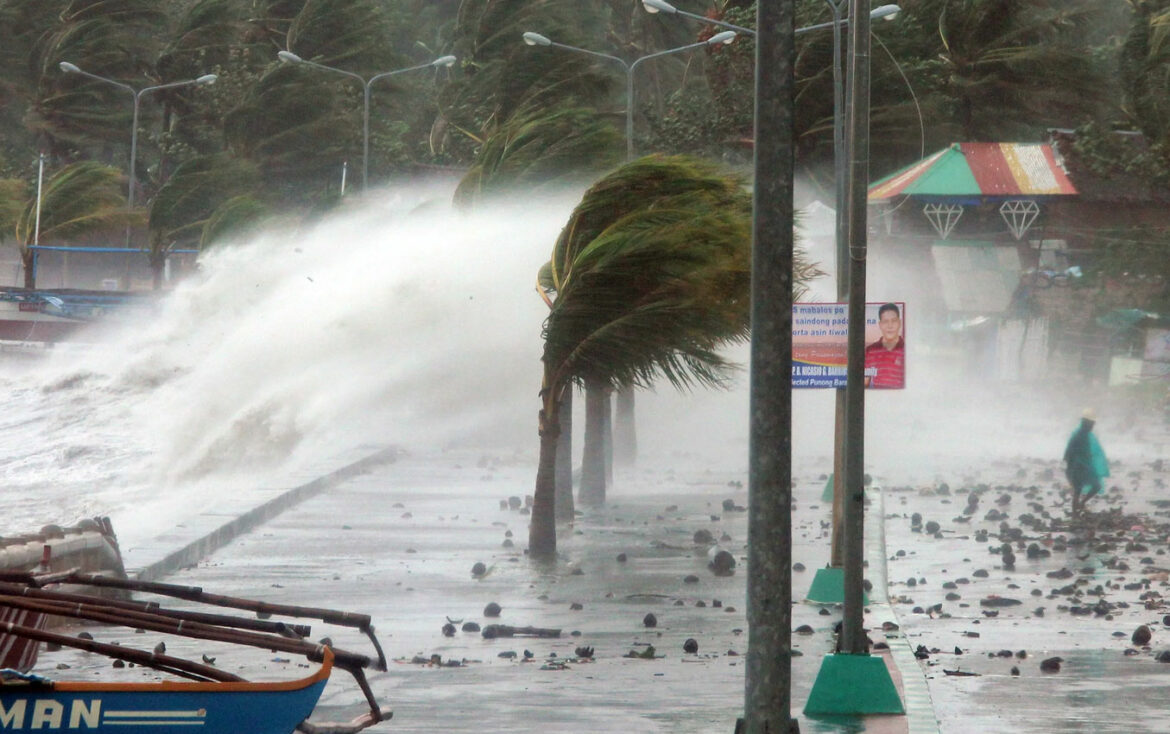 Filipini evakuišu obale, otkazuju putovanja zbog supertajfuna