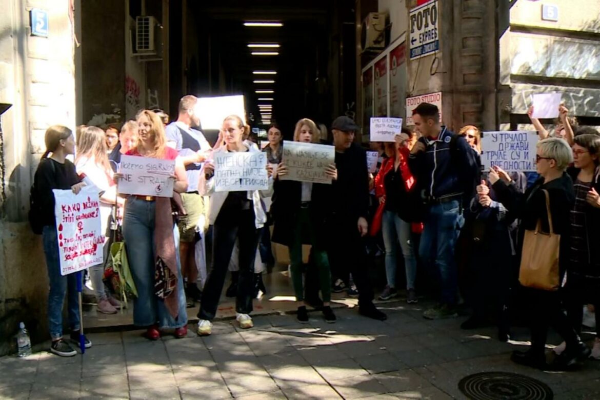 Protest ispred Informera, zgrada gađana jajima