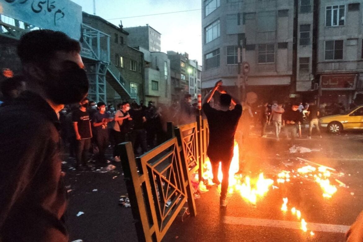 Ne smiruju se protesti u Iranu, u nekoliko gradova sukobi sa policijom