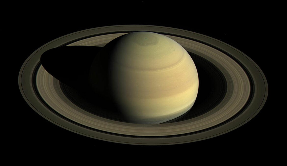 Saturnovi prstenovi i nagib možda su došli od jednog meseca koji nedostaje
