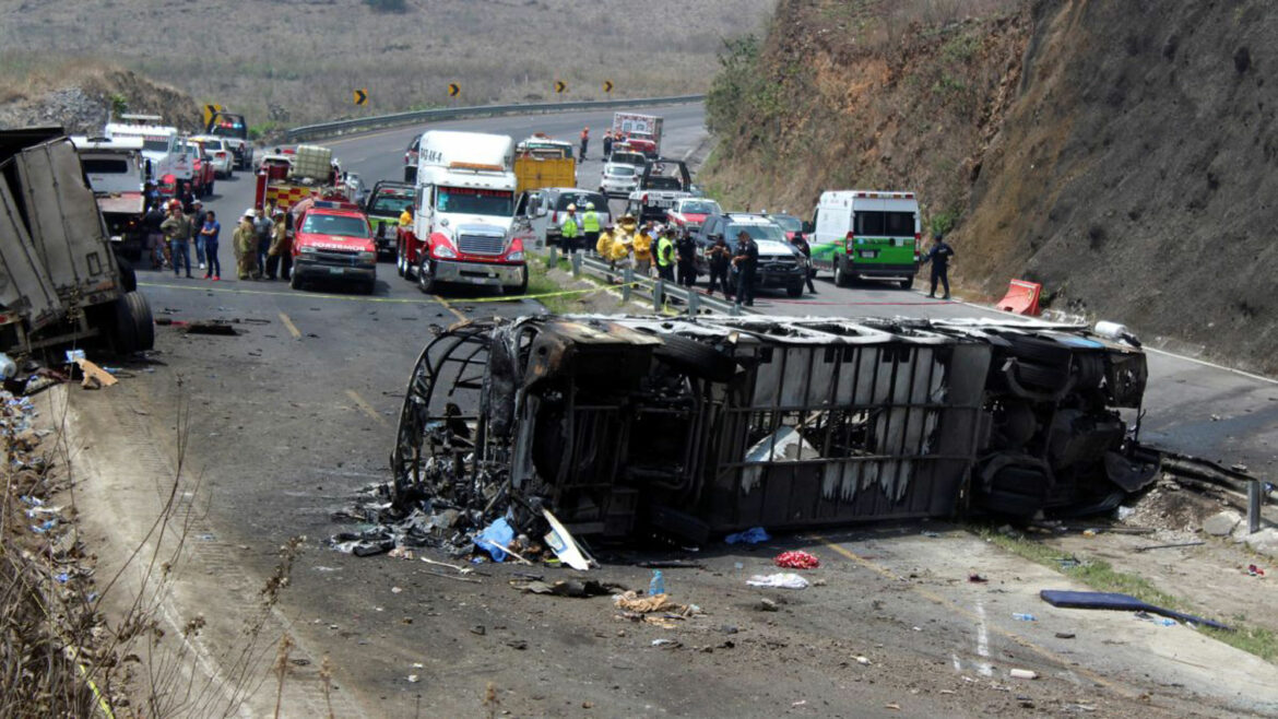 Broj poginulih u autobuskoj nesreći na severu Meksika porastao na 20