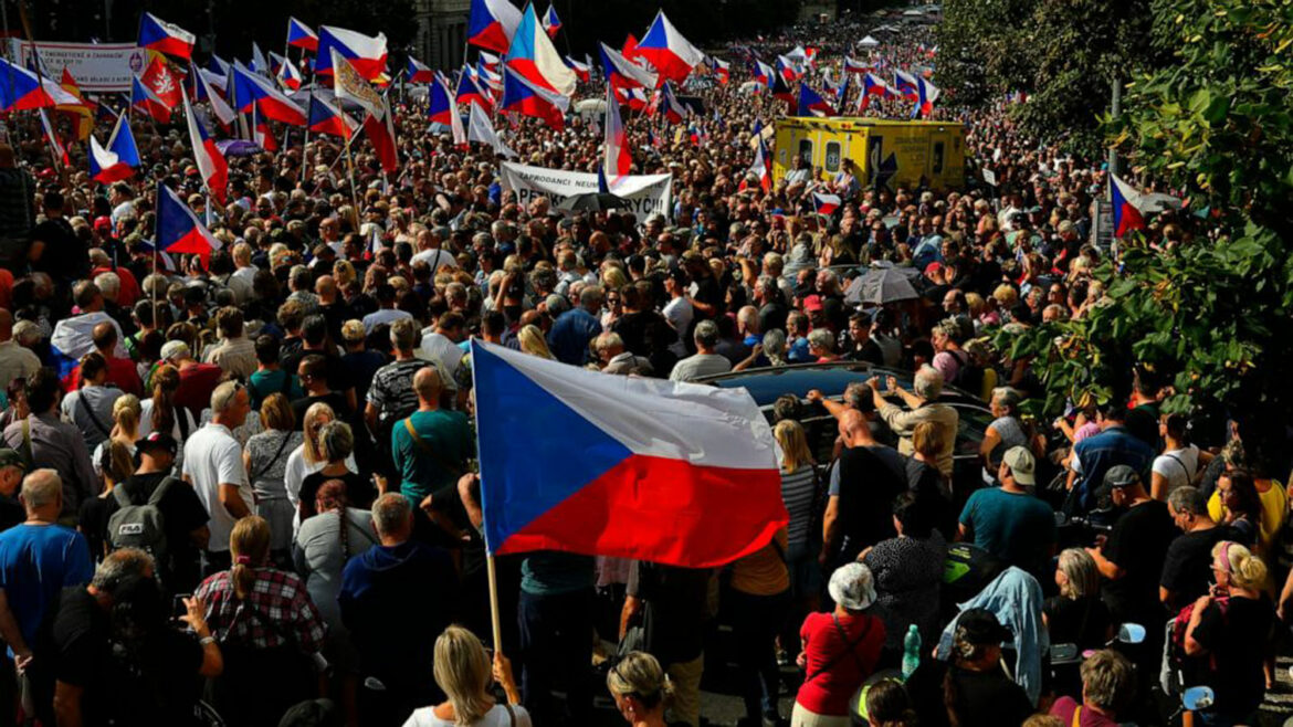 Prag: 70.000 ljudi na ulicama protestuje protiv vlade