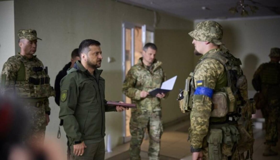 Zelenski dodeljuje nagrade ukrajinskim braniocima u oblasti Harkov