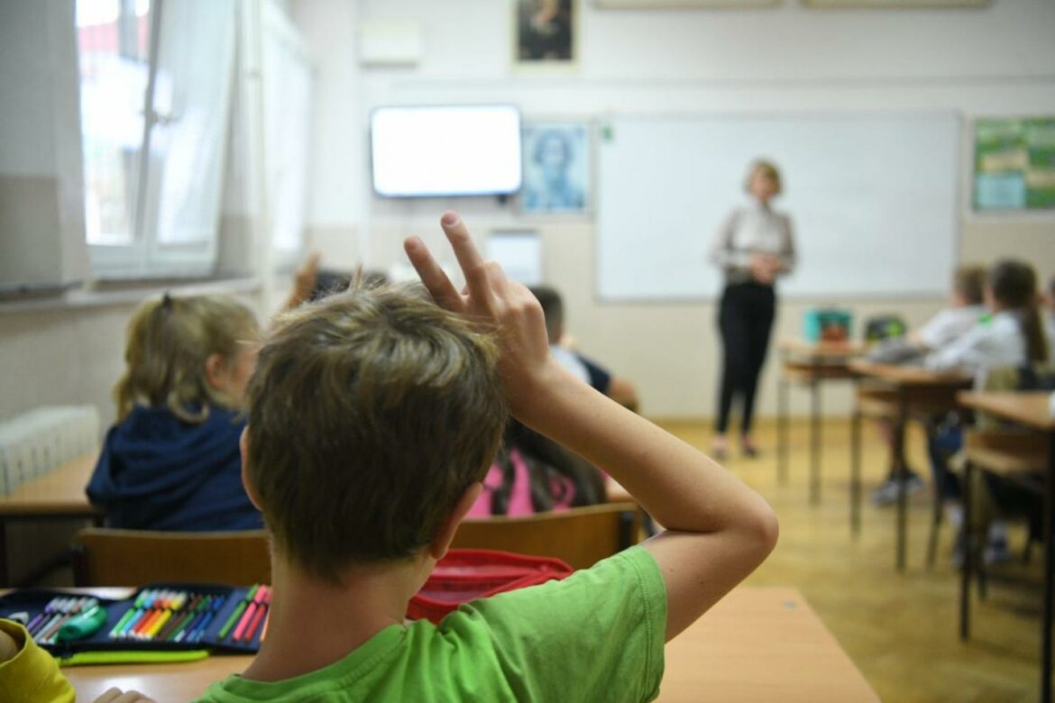 Sindikat: Skraćeni časovi i okupljanja prosvetara u više od 15 gradova u Srbiji