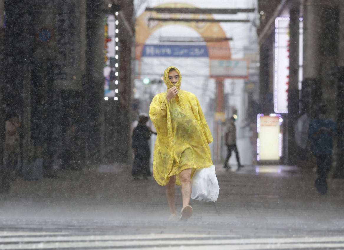 Tajfun Nanmadol zapljuskuje Japanu, očekuje se još kiše