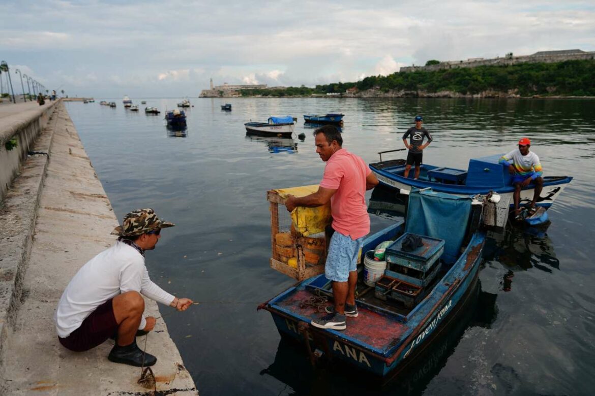 Uragan Ijan pogodio Kubu jakim vetrovima, kišom