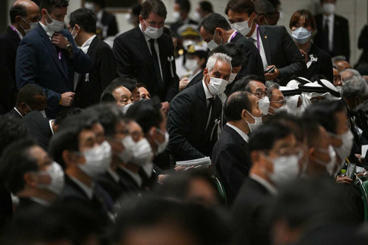 Uz cveće i pištoljski pozdrav, Japan se oprašta od Abea