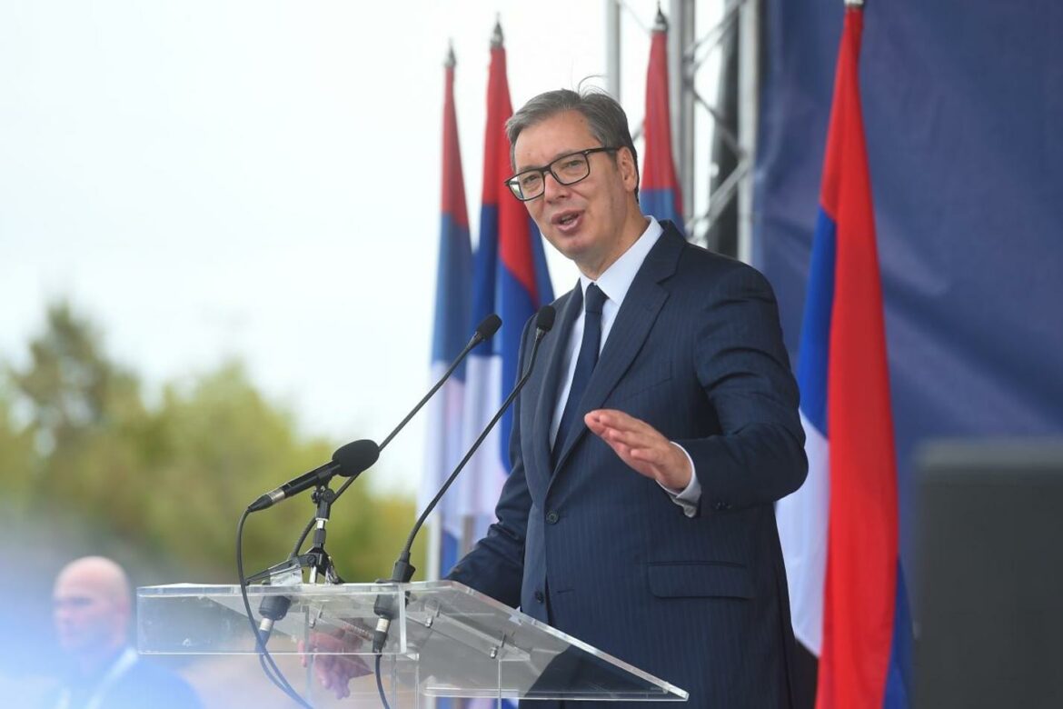 Vučić odbacio tvrdnje da ga je američki ambasador ubedio da se održi Evroprajd