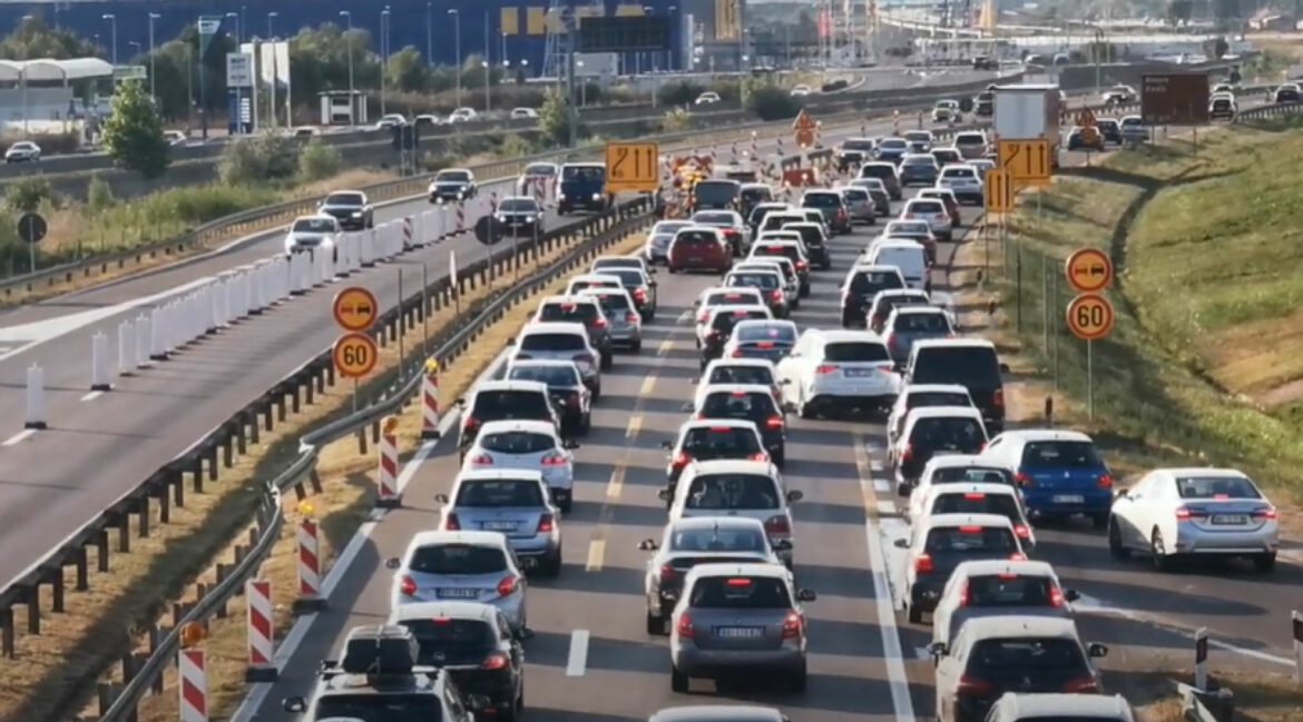 AMSS: Oprez zbog jakog vetra, gužve prvog radnog dana