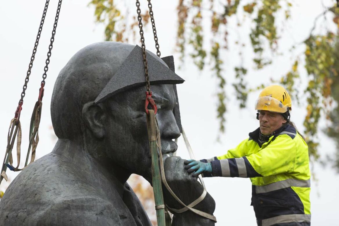 Spomenik Lenjinu, koji je tu stajao više od 60 godina, uklonjen je iz Narve u Estoniji