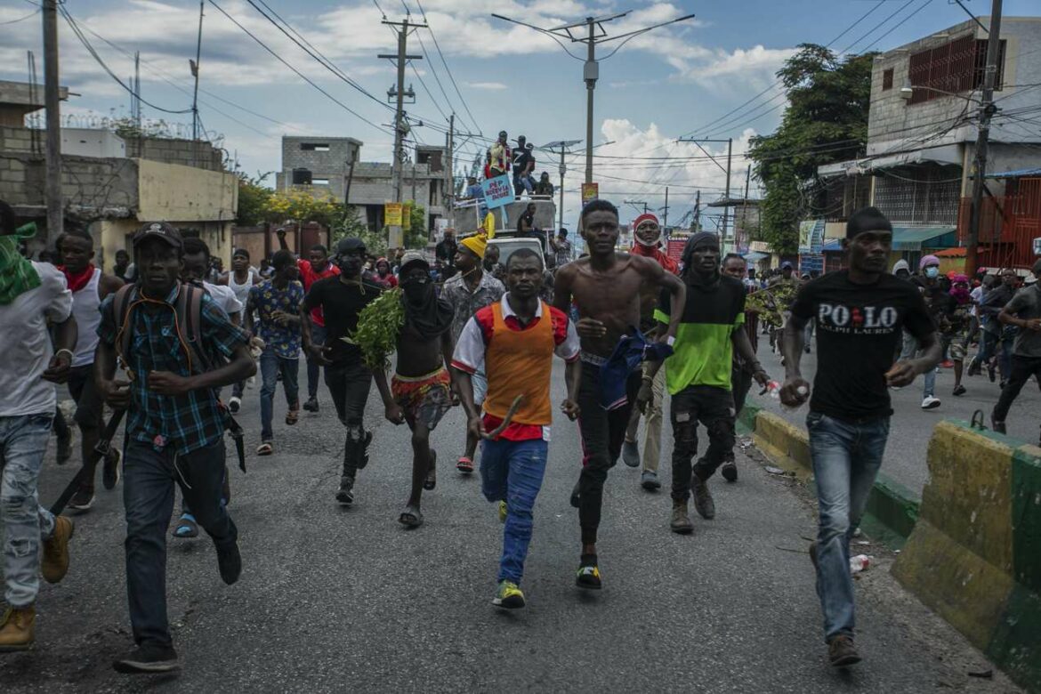 SAD i Kanada šalju oklopna vozila za podršku haitijskoj policiji