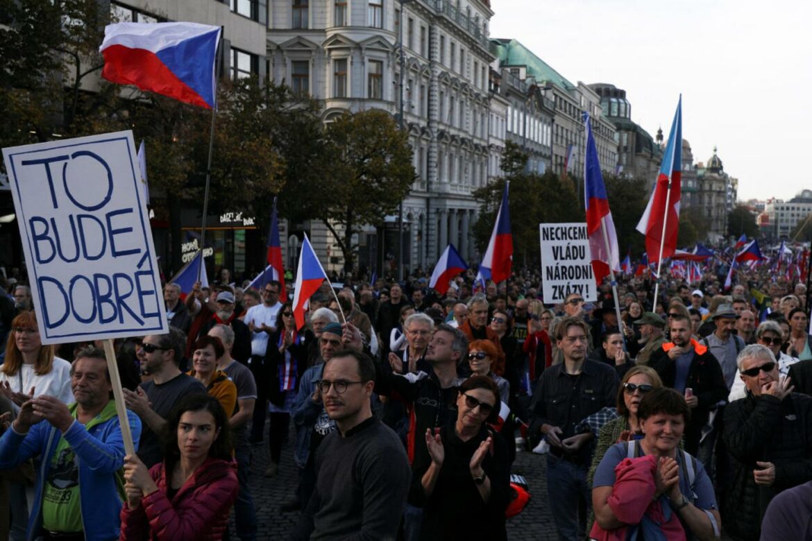 Desetine hiljada Čeha protestovalo u Pragu protiv vlade, EU i pomoći Ukrajini