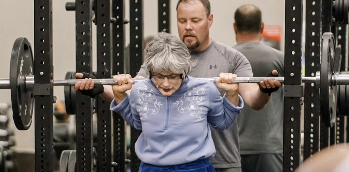 Benefiti dizanja tegova u starosti: Više od jačanja mišića