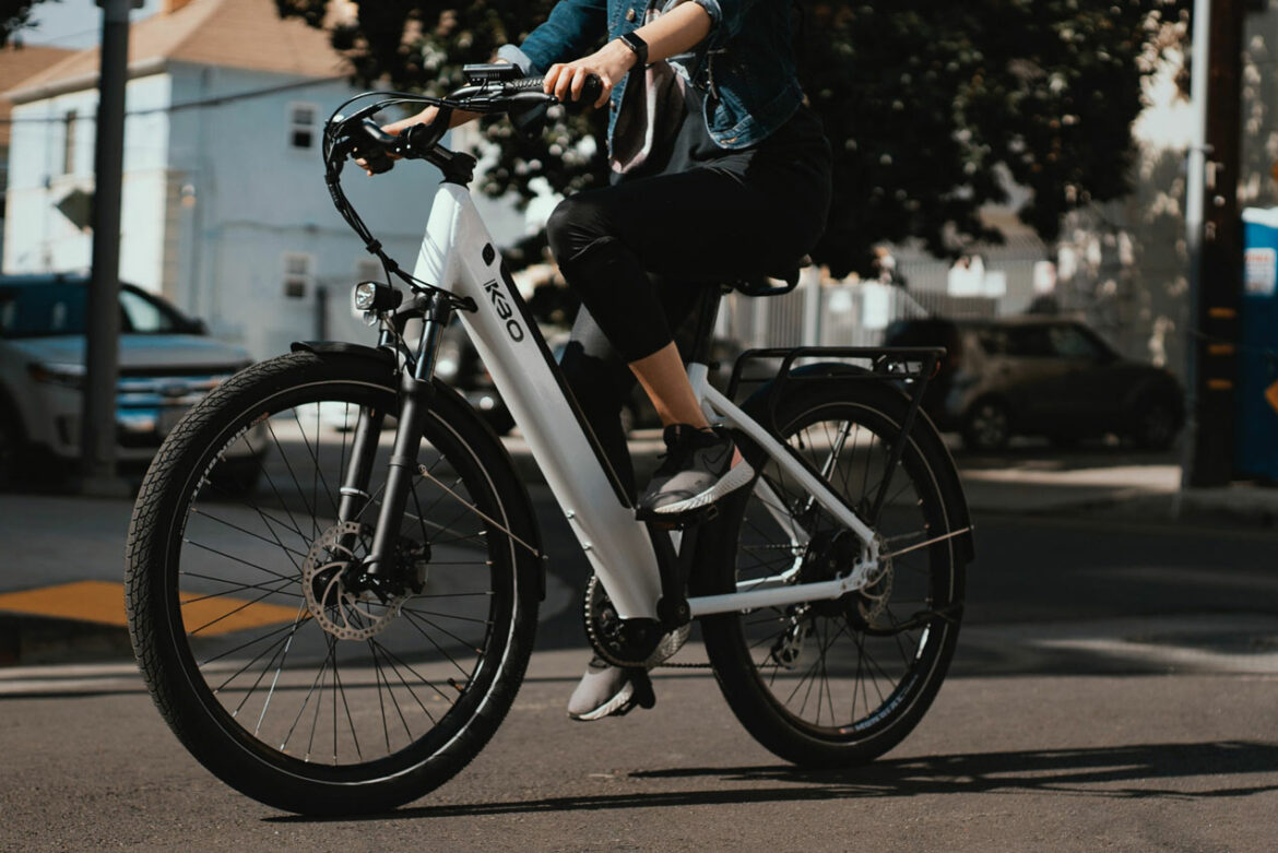 Da li zajednički e-skuteri i e-bicikli smanjuju emisije iz sistema gradskog prevoza?