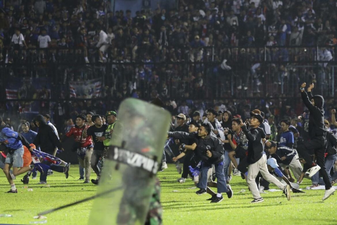 U Indoneziji stradalo 130 ljudi u paničnom metežu na izlazu posle fudbalske utakmice