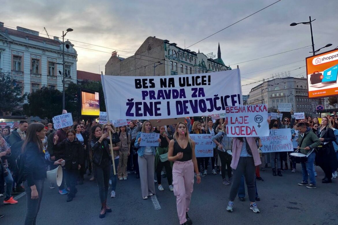 Održan treći protest ispred Informera, okupljeni prošetali i do Skupštine