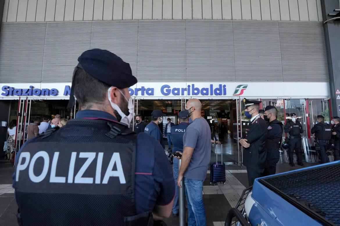 Milano: Muškarac nožem napao posetioce tržnog centra