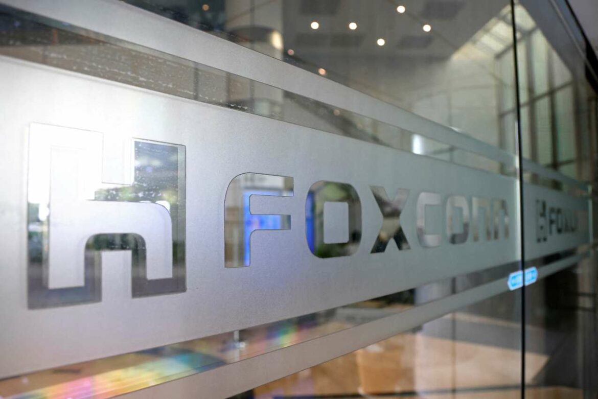 Talas radnika kompanije Foxconn iz Džengdžoua pogođenog COVID-om