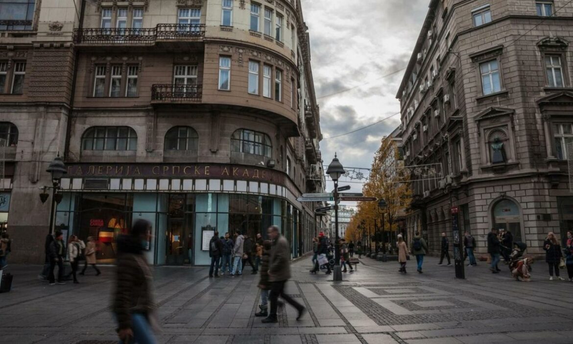 Mediji: Deo fasade u centru Beograda pao na bebu