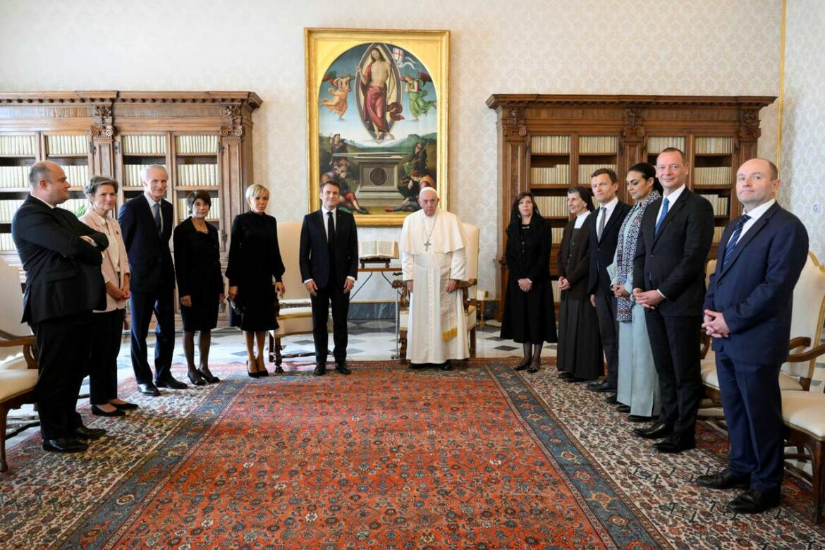 Makron je zatražio od pape da pozove Putina i Bajdena