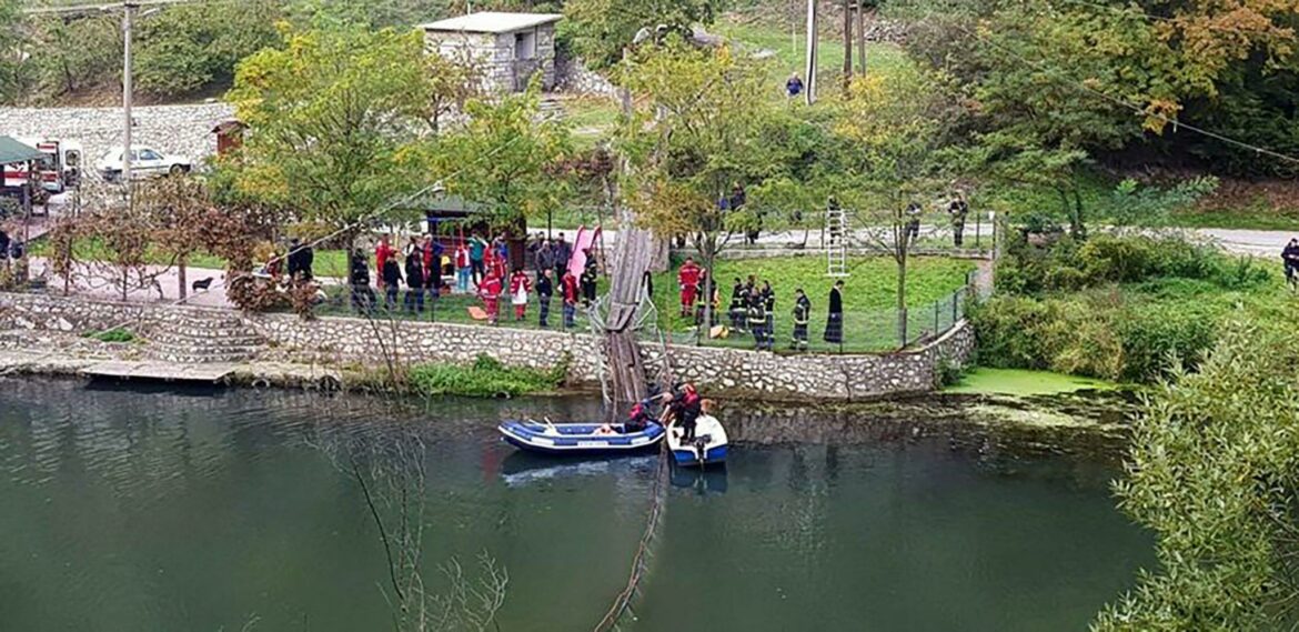 Putnici propali kroz viseći most u Ovčar banji, ima povređenih