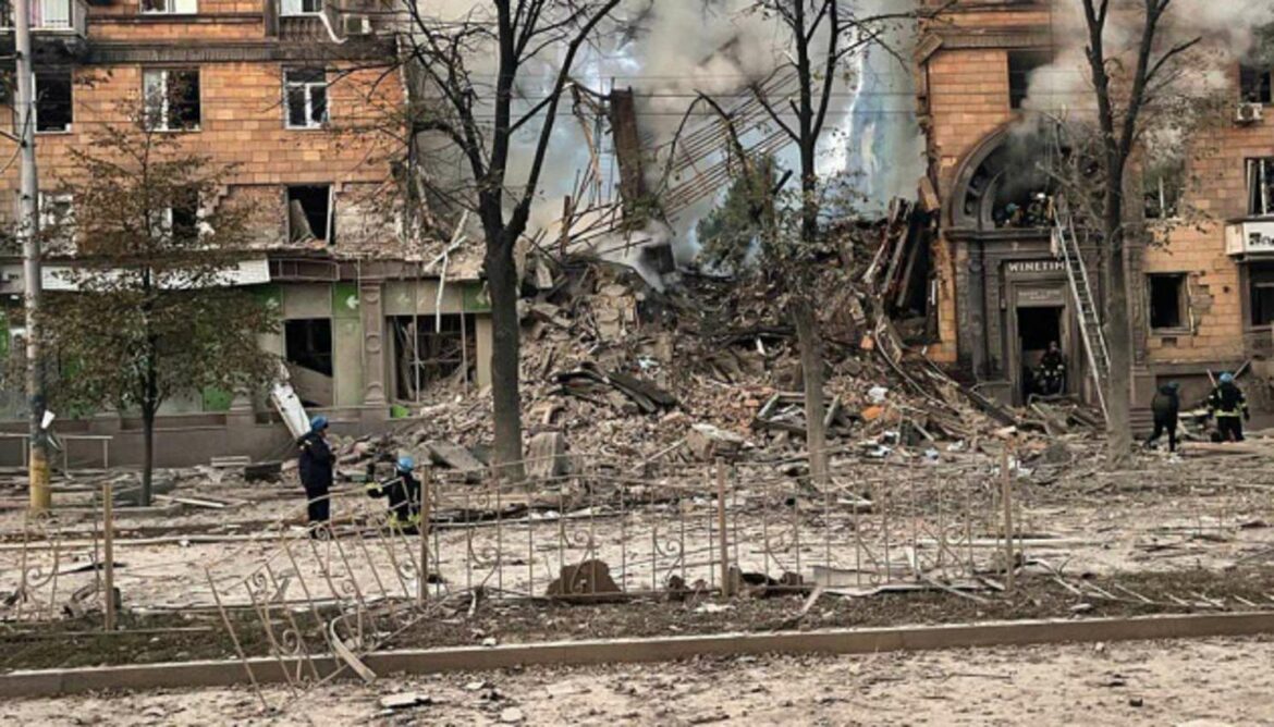 Udar na Zaporožje: Ruski projektili pogodili stambene blokove
