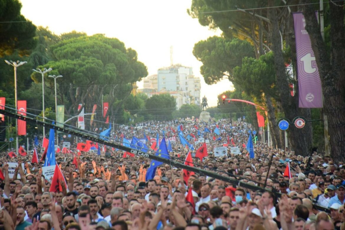 U Albaniji je održan masovni antivladin protest sa sukobima