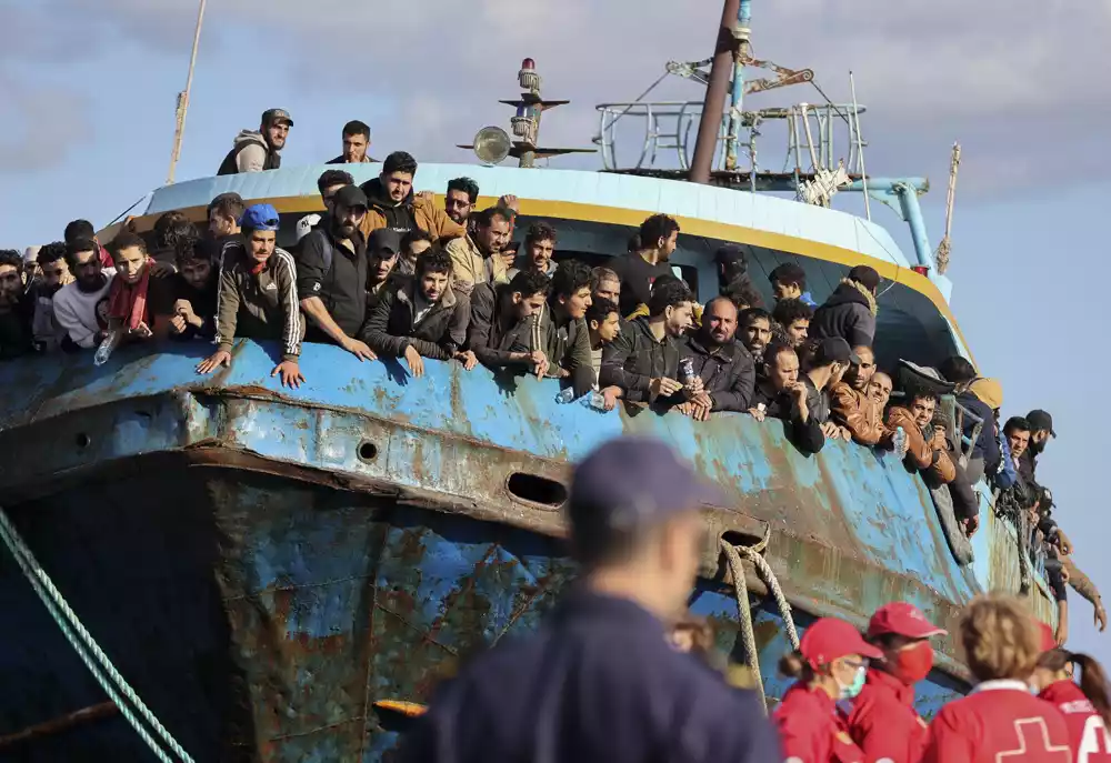 Grčke vlasti spasile su 91 migranta sa rečnog ostrva na granici sa Turskom