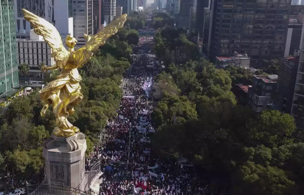 Meksički predsednik predvodi veliki provladin marš