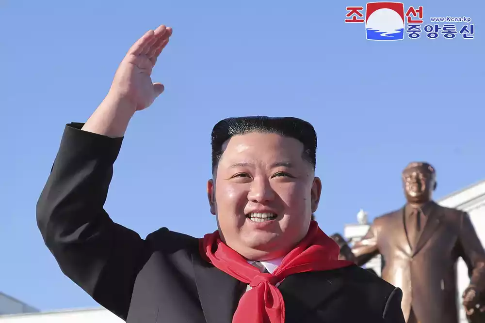 Kim iz Severne Koreje nadgleda artiljerijsku vežbu na liniji fronta