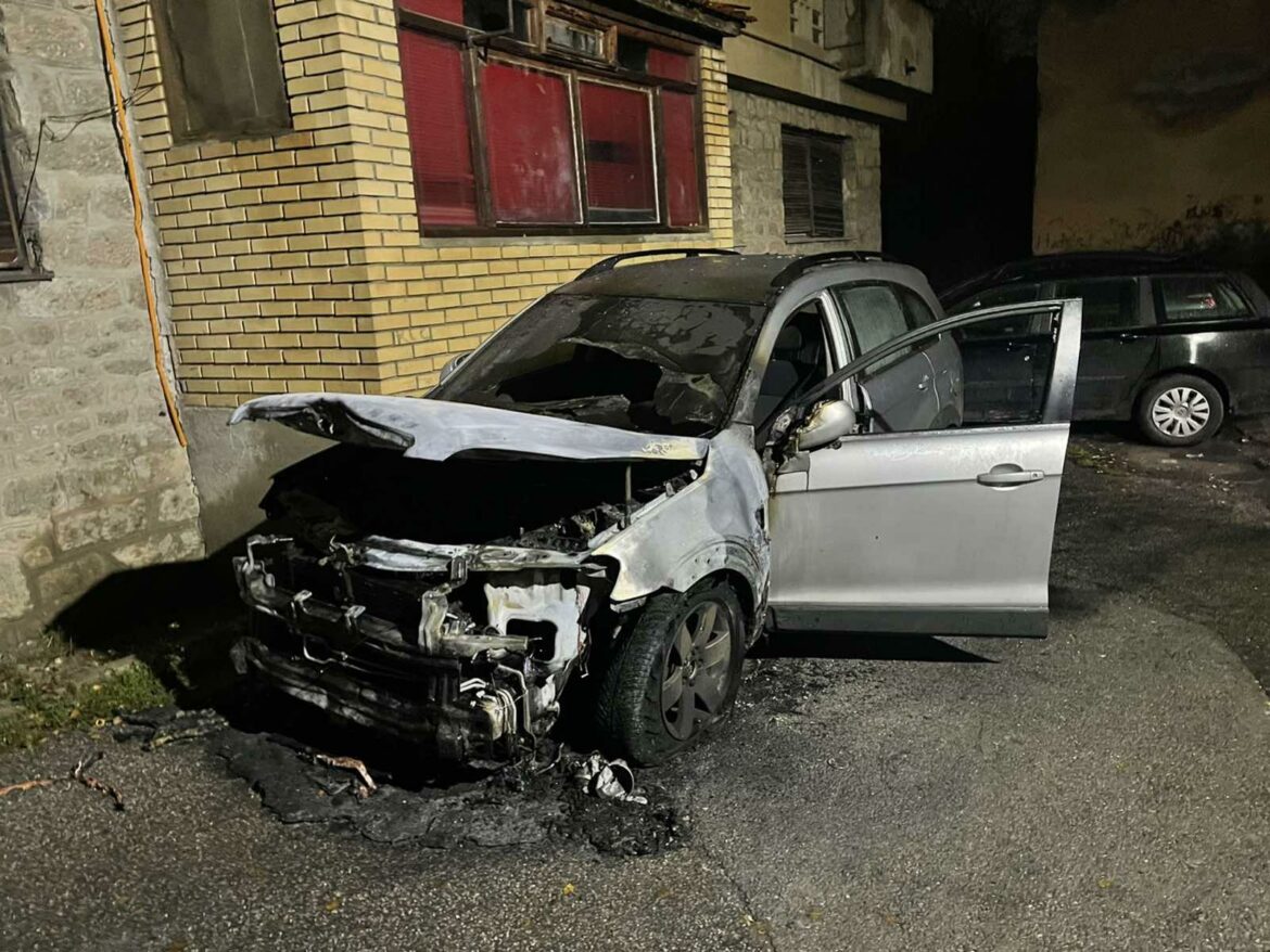 U severnoj Kosovskoj Mitrovici zapaljen automobil sa kragujevačkim tablicama