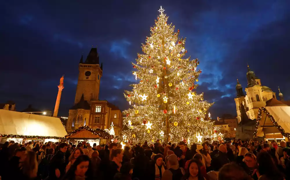 U Pragu je božićna pijaca otvorena prvi put nakon pandemije, ali će osvetljenje biti manje