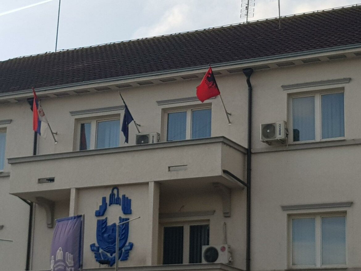 Zastave Albanije na zgradi Opštine Bujanovac