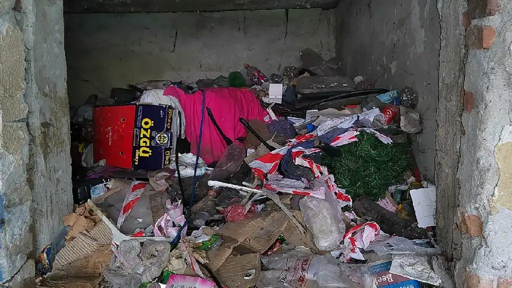 Divlja deponija iza pijace na Senjaku u Beogradu