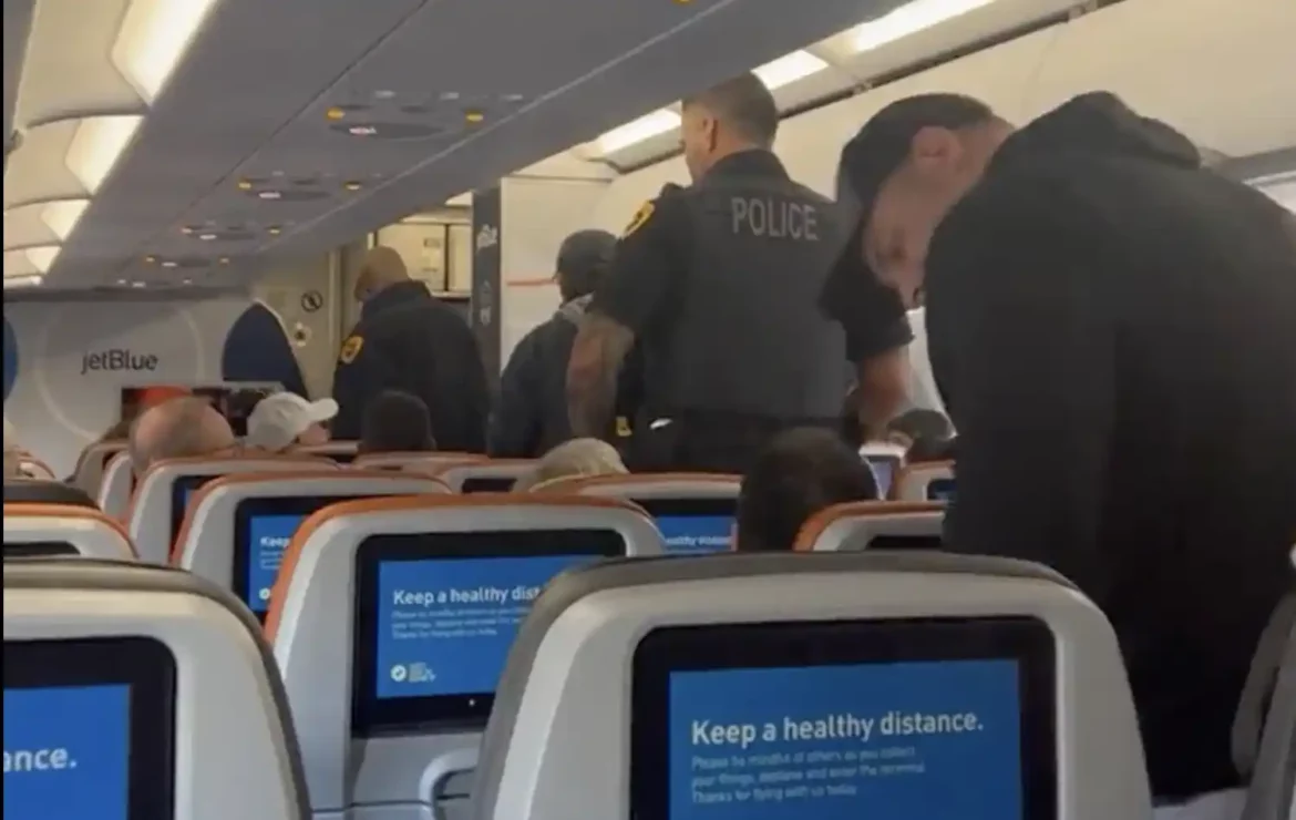 Muškarac optužen da je žilet držao za vratom žene na letu JetBlue-a