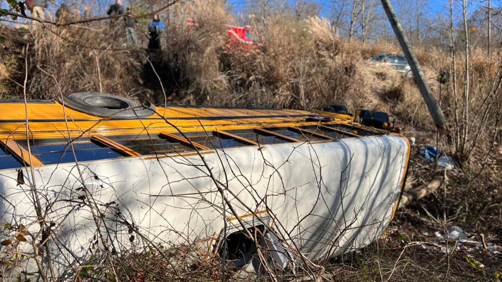 SAD: U udesu školskog autobusa povređeno 18 učenika, vozač