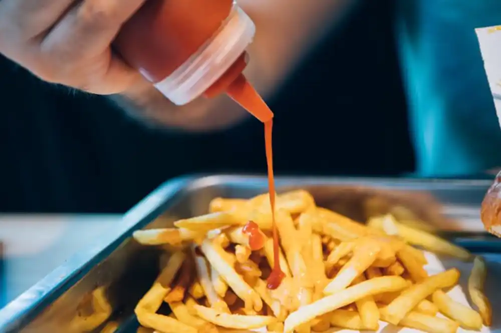 Naučnici sa Oksforda otkrivaju slučaj zašto kečap prska iz skoro prazne flaše