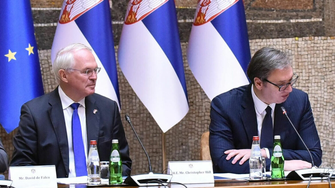 Hil zahtevao od Vučića „da se Srbija ponaša odgovorno“