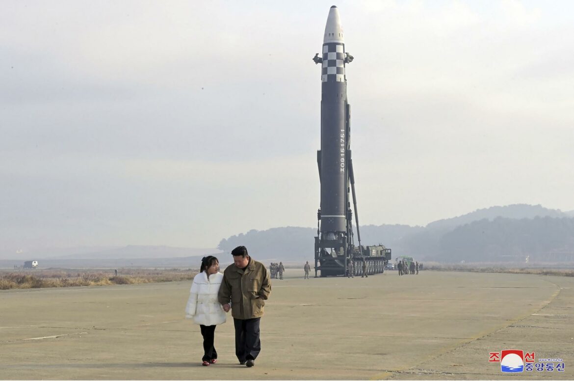 Severnokorejski lider se ponovo pojavljuje sa ćerkom na testiranju rakete