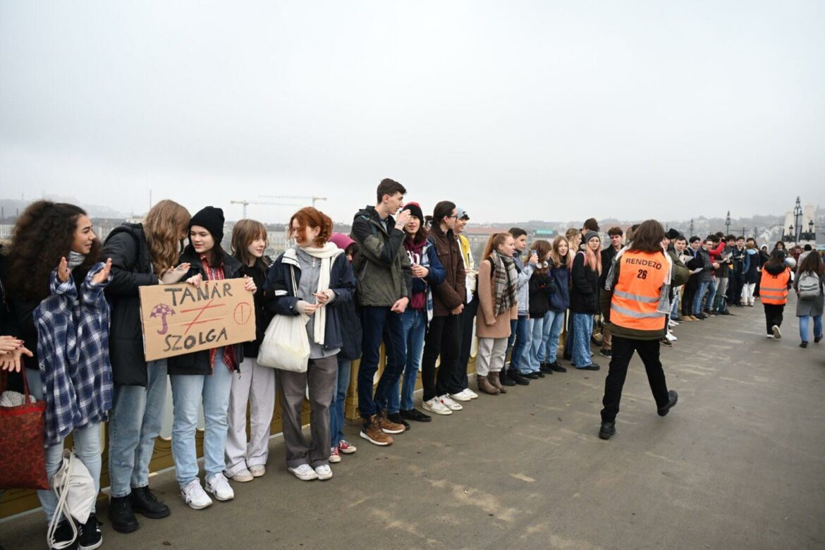 U Budimpešti protest učitelja, đaka i roditelja