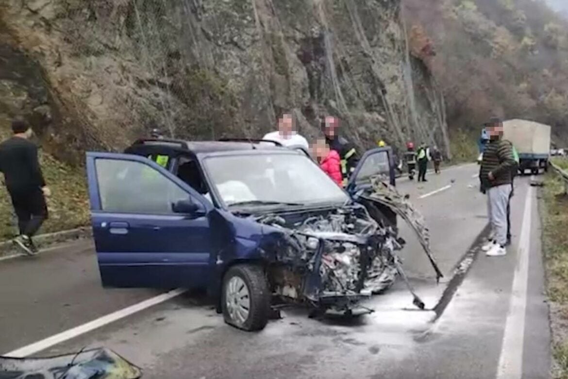 Sudarili se automobil i kamion u Ovčarsko-kablarskoj klisuri, ima povređenih