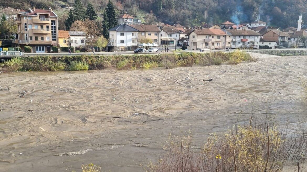 Proglašena vanredna odbrana od poplava u Novom Pazaru: Angažovana vojska, stižu i ministri