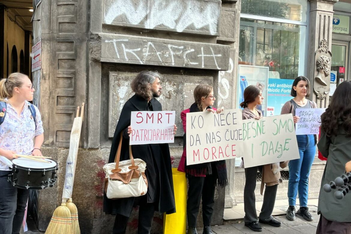 Peti protest ispred redakcije „Informera“ zbog mizoginije u društvu