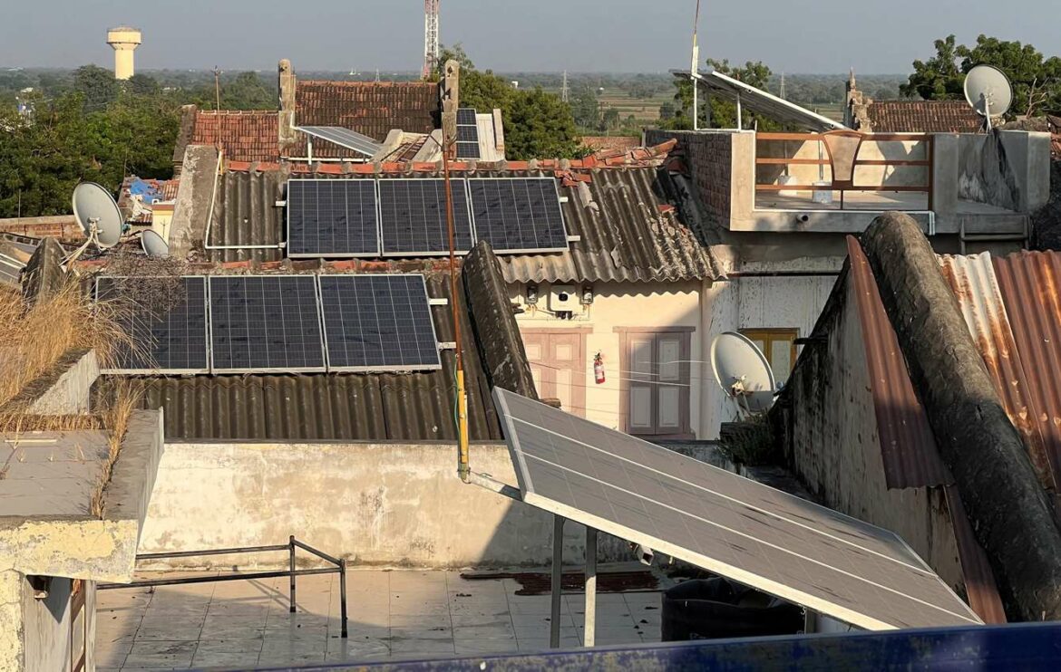 Prvo potpuno solarno selo u Indiji osvetljava živote siromašnih stanovnika