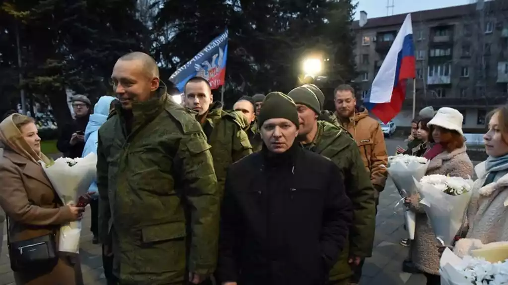 Ruski vojnici se vraćaju kući nakon razmene zarobljenika