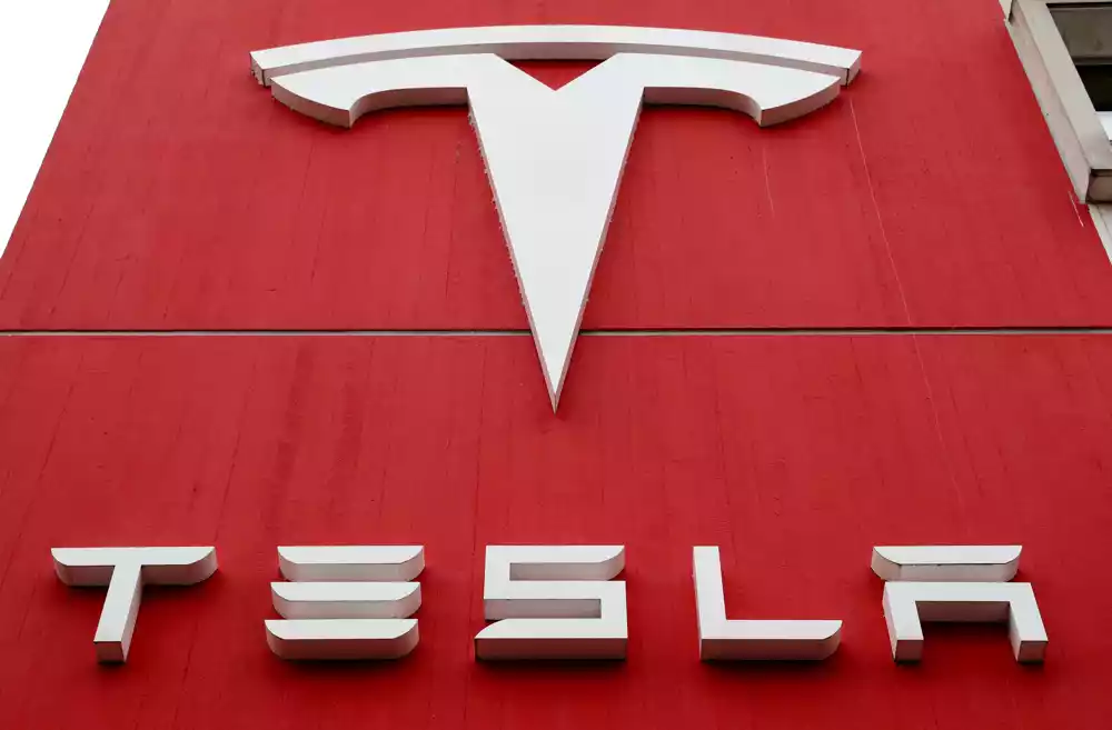 Tesla povlači 321.000 američkih vozila zbog problema sa zadnjim svetlima