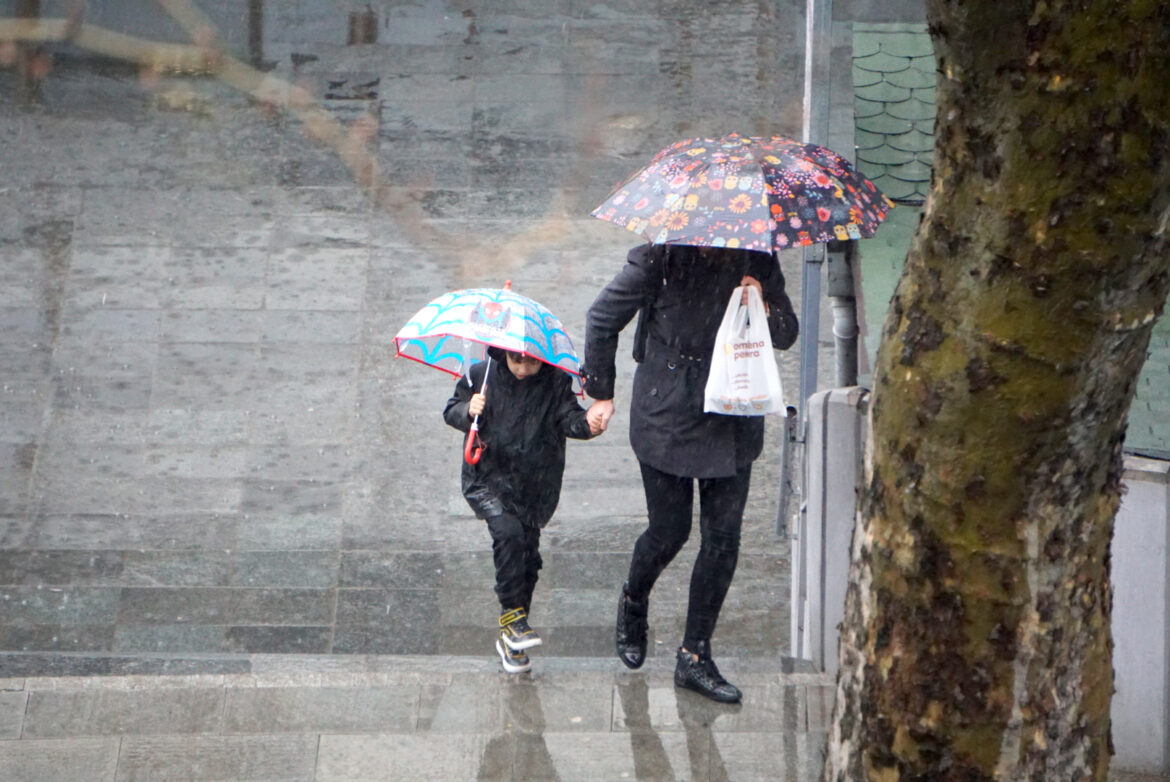 Sutra oblačno sa kišom i pljuskovima, na planinama sneg – temperatura do 10 stepeni