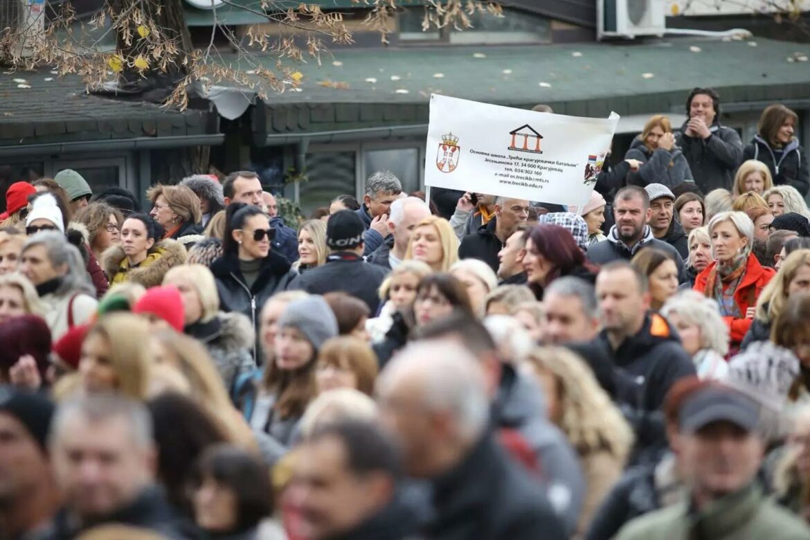 Na Đačkom trgu u Kragujevcu održan protest nastavnika, 28 škola danas ne radi