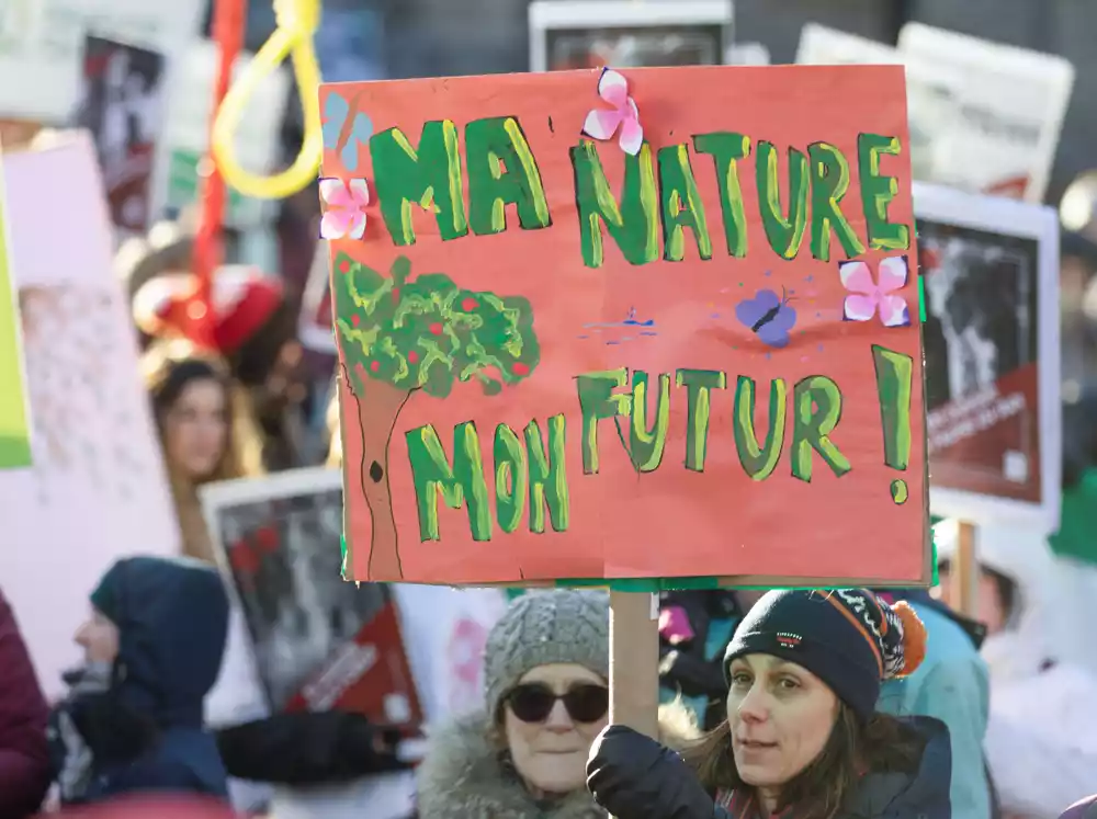 Aktivisti obučeni kao ptice i drveće okupljaju se u Montrealu