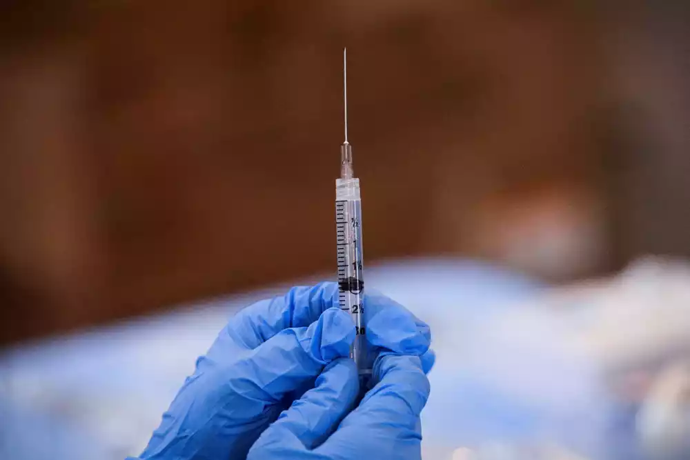 Američka FDA dozvoljava dvovalentne vakcine protiv COVID-a za decu od 6 meseci